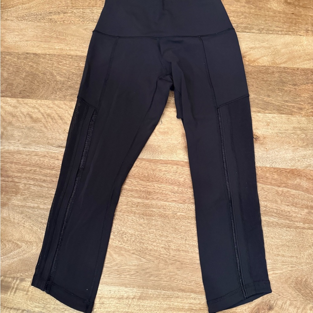 Lululemon Womens Vent It Out Crop Leggings size 4 Black Side mesh Detailing EUC